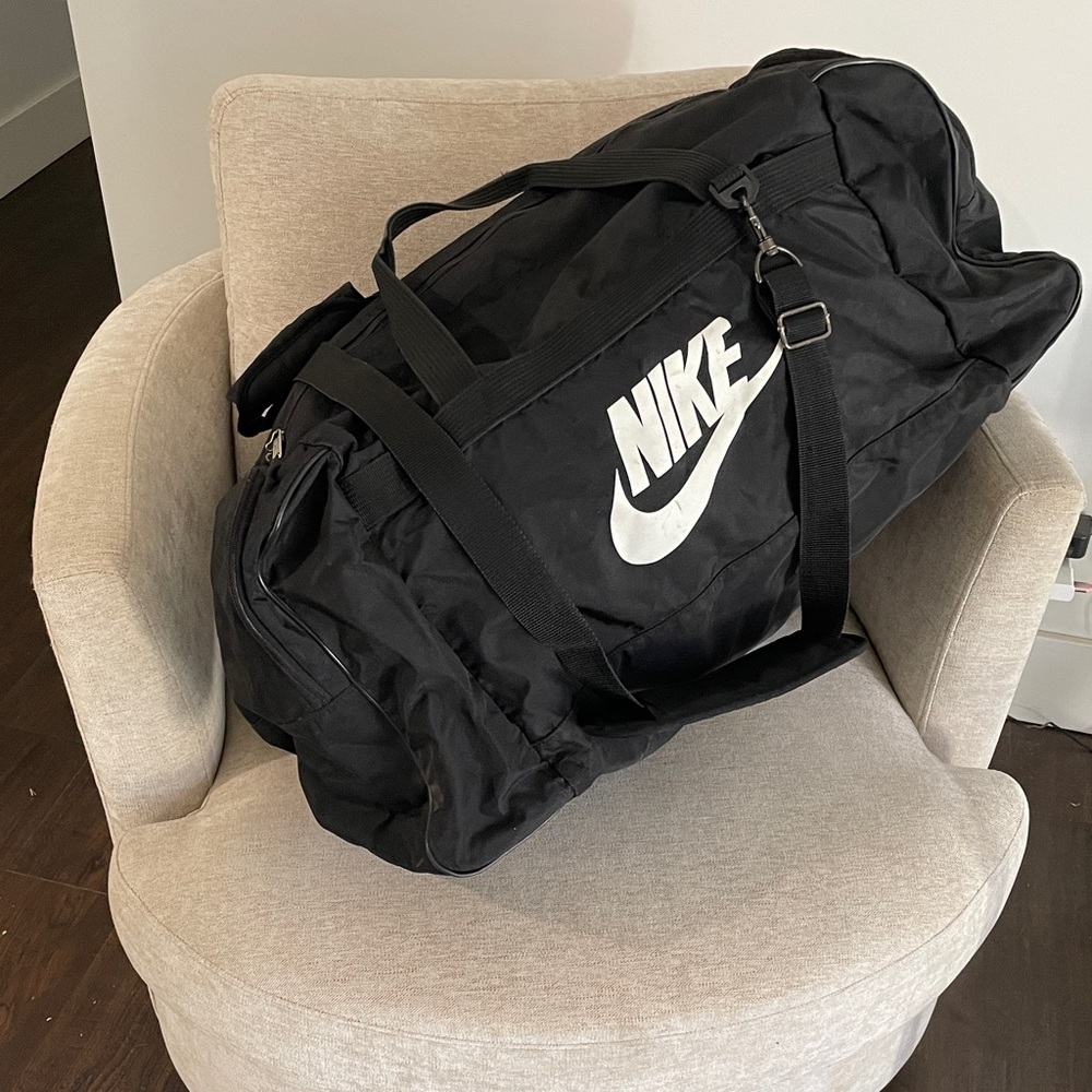 Nike training gym black approx 27” length large duffel bag sports travel size DP